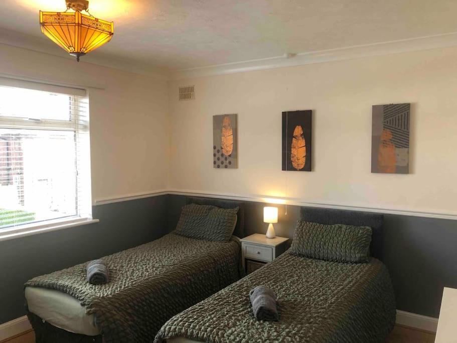 29 Comfort House 2 Bedroom Townhouse With Parking 스컨소프 외부 사진