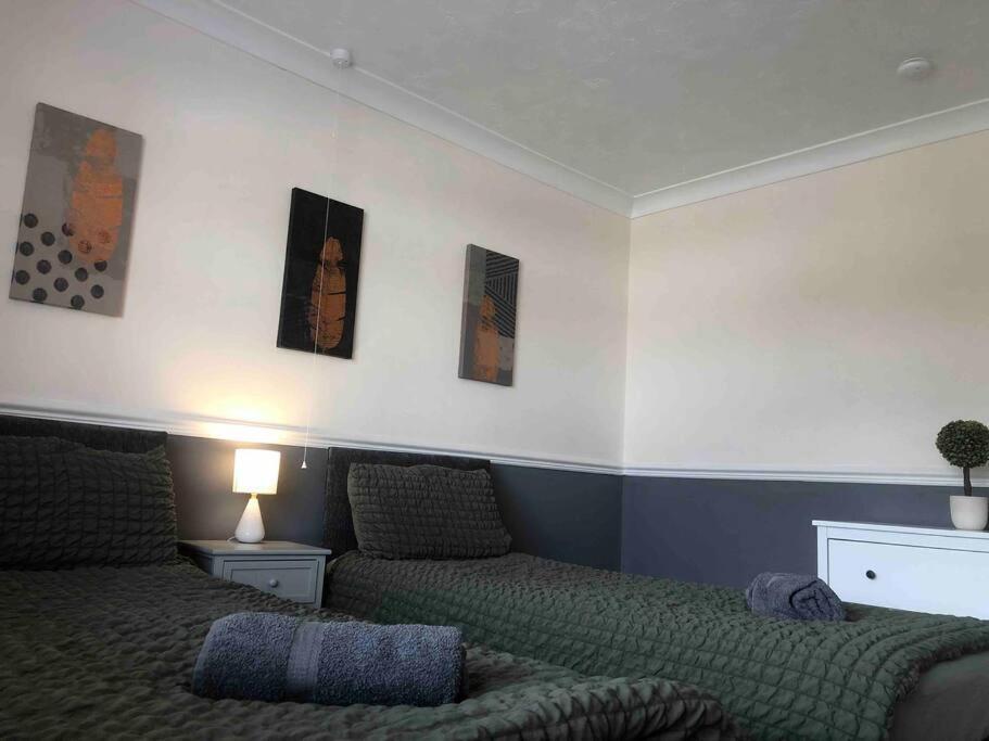 29 Comfort House 2 Bedroom Townhouse With Parking 스컨소프 외부 사진