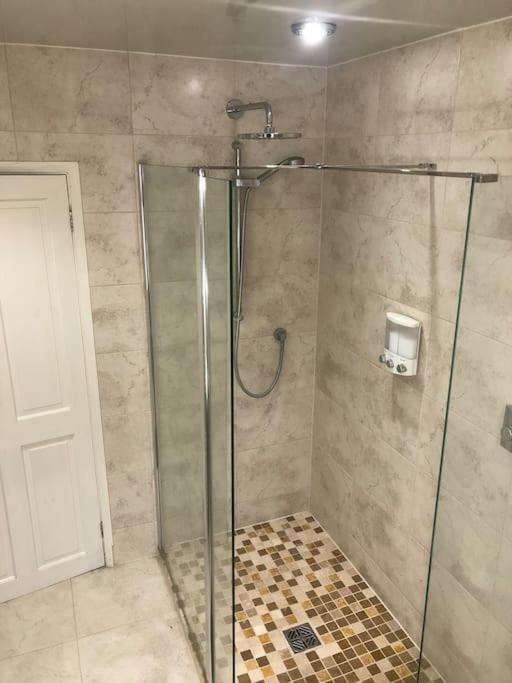 29 Comfort House 2 Bedroom Townhouse With Parking 스컨소프 외부 사진